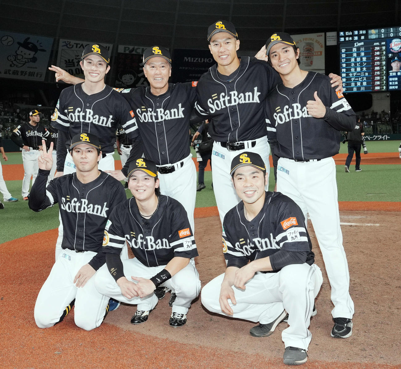 西武対ソフトバンク　記念撮影に納まるソフトバンクの選手たち（撮影・たえ見朱実）