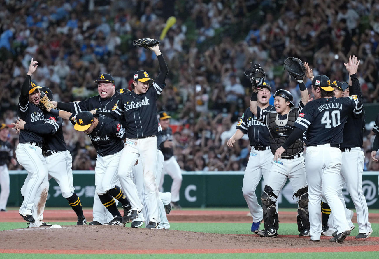 西武対ソフトバンク　リーグ優勝を決め喜ぶソフトバンクナイン（撮影・たえ見朱実）