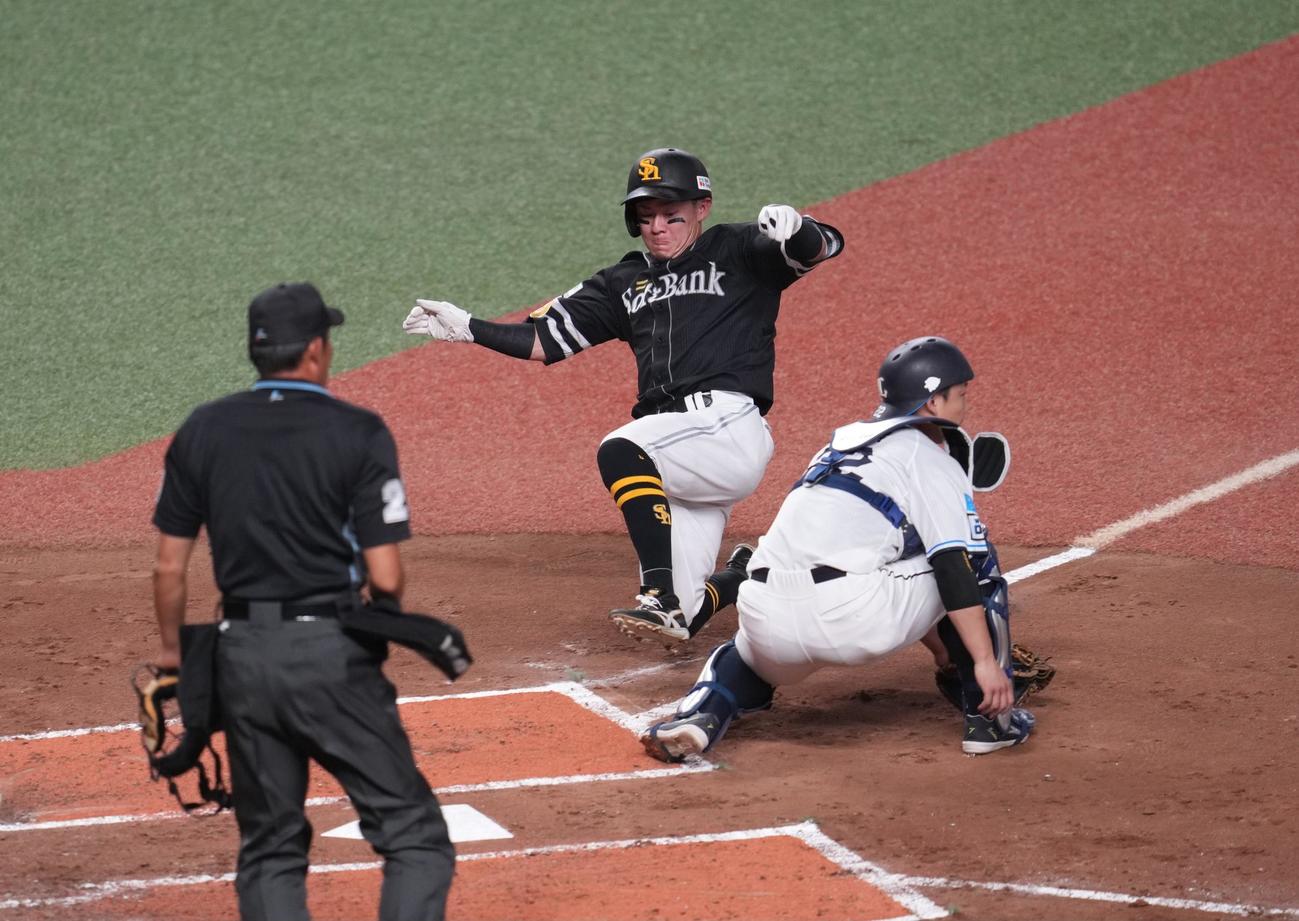 西武対ソフトバンク　2回表ソフトバンク2死一、二塁、野村の適時打で生還した牧原大（撮影・井上学)