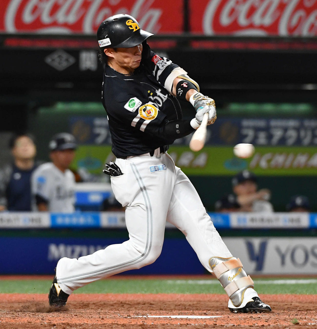 西武対ソフトバンク　5回表ソフトバンク無死、野村は中前安打を放つ（撮影・岩下翔太）