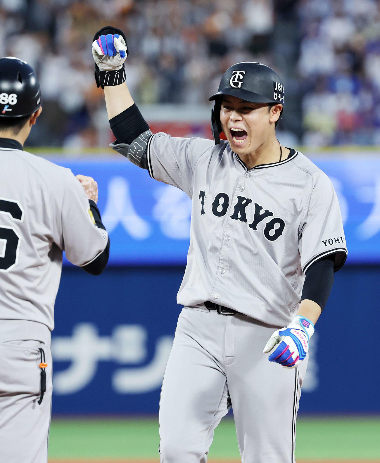 DeNA対巨人　9回表巨人1死一、二塁、中山は中前適時打を放ちガッツポーズで雄たけびを上げる（撮影・鈴木正人）
