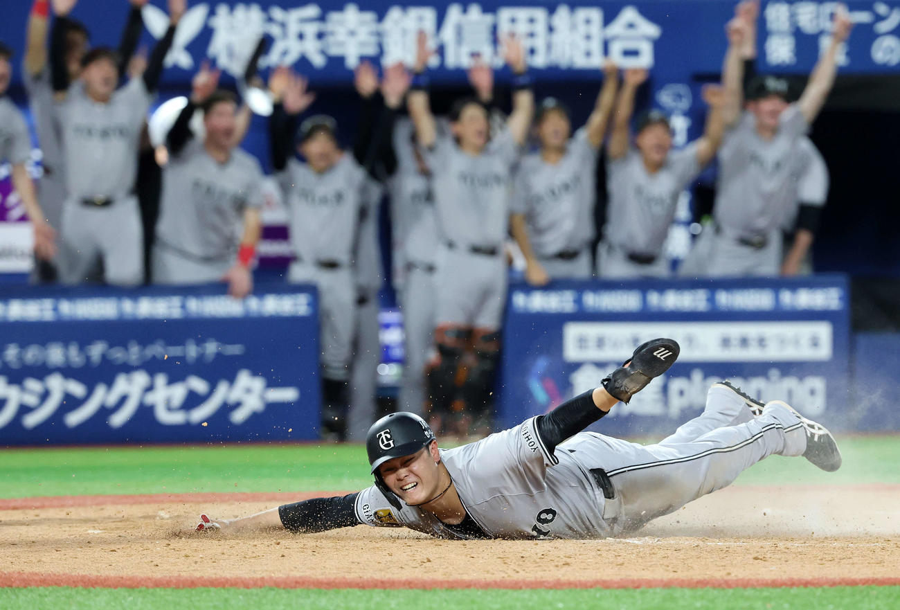 DeNA対巨人　9回表巨人2死満塁、佐々木の中前適時打で中山が生還、喜ぶ選手たち（撮影・鈴木正人）