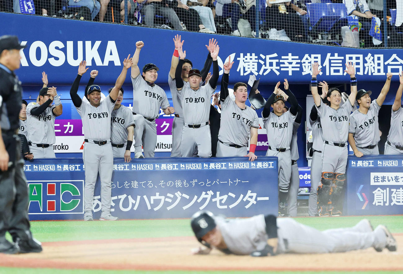 DeNA対巨人　9回表巨人2死満塁、佐々木の中前適時打で中山が生還、喜ぶ選手たち（撮影・鈴木正人）