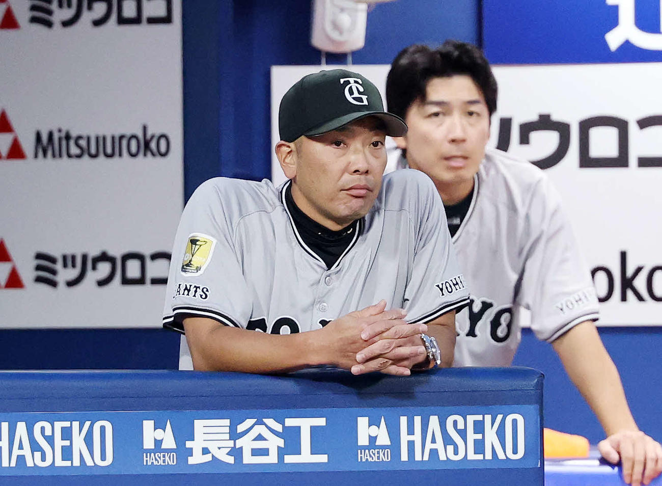 DeNA対巨人　9回表、戦況を見つめる巨人阿部監督（撮影・鈴木正人）