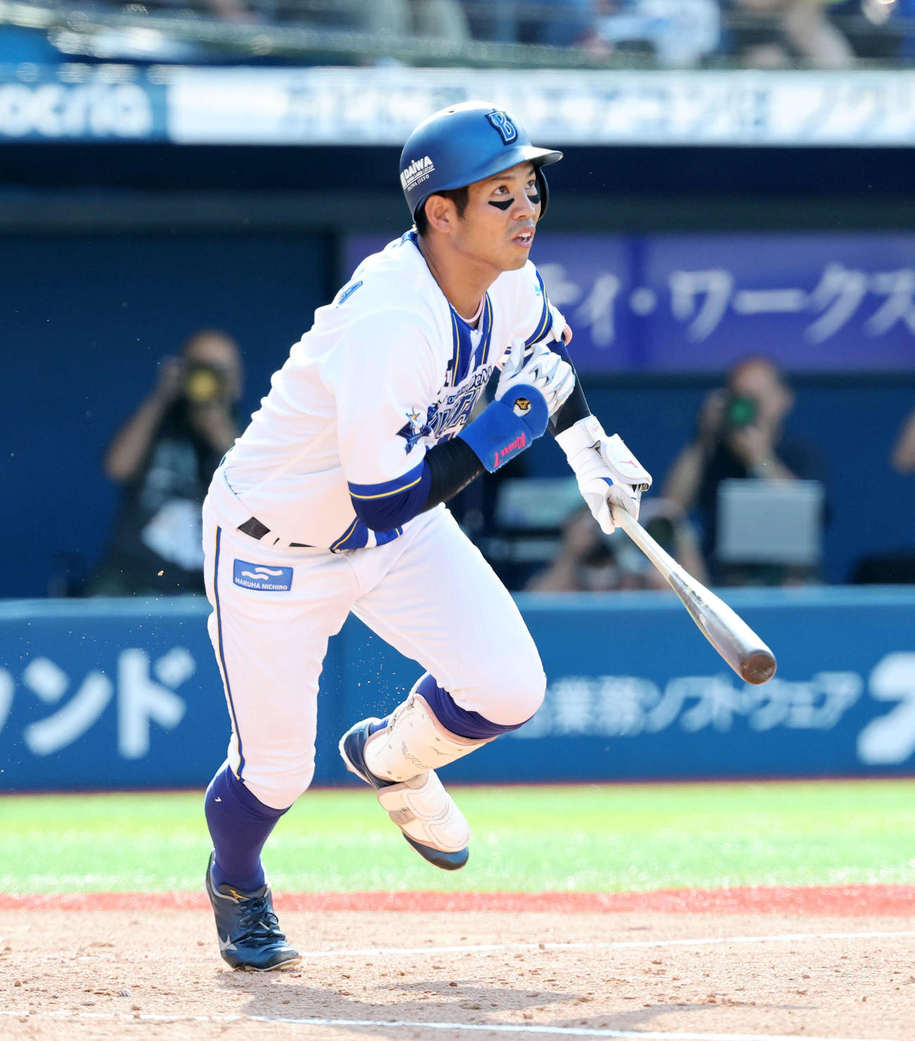 DeNA対巨人　4回裏DeNA無死二塁、桑原は右前適時打を放つ（撮影・鈴木正人）
