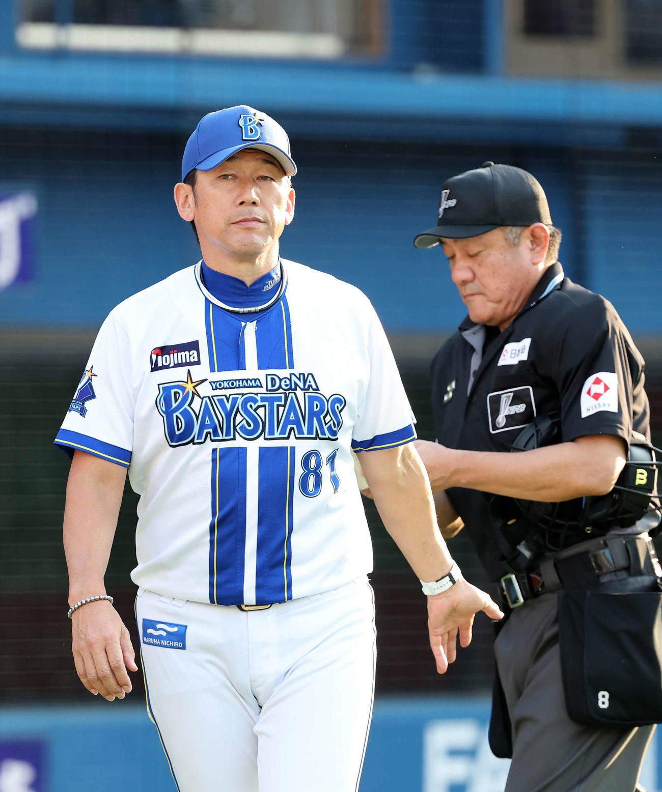DeNA対巨人　7回表、投手交代を告げ引き揚げるDeNA三浦監督（撮影・鈴木正人）