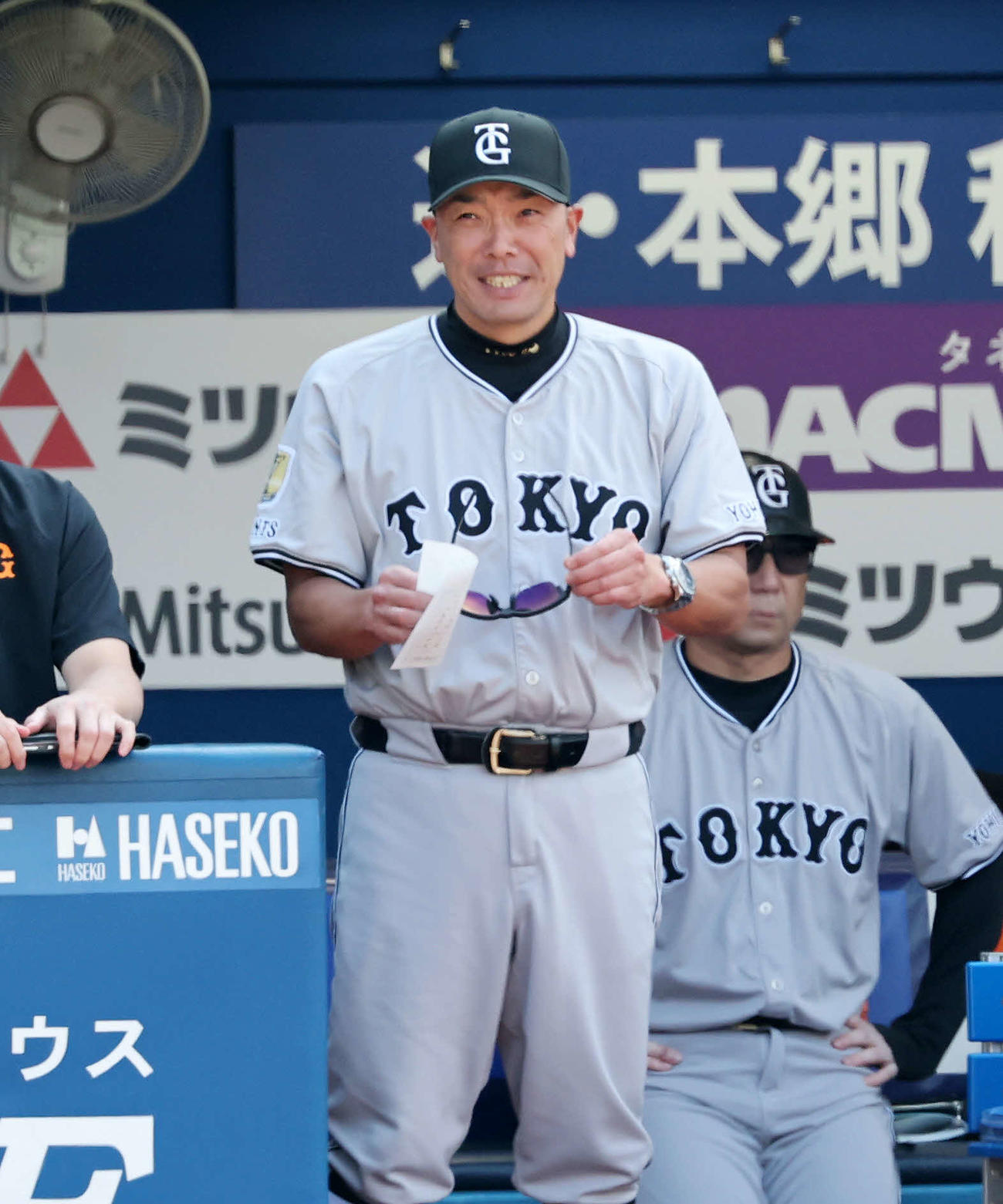 DeNA対巨人　試合前、笑顔を見せる巨人阿部助監督（撮影・鈴木正人）