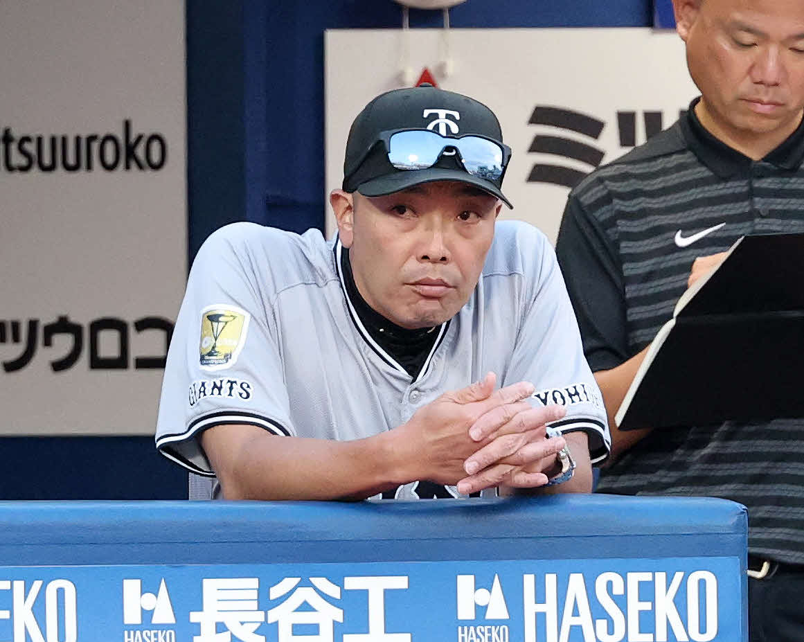 DeNA対巨人　8回表、戦況を見つめる巨人阿部監督（撮影・鈴木正人）