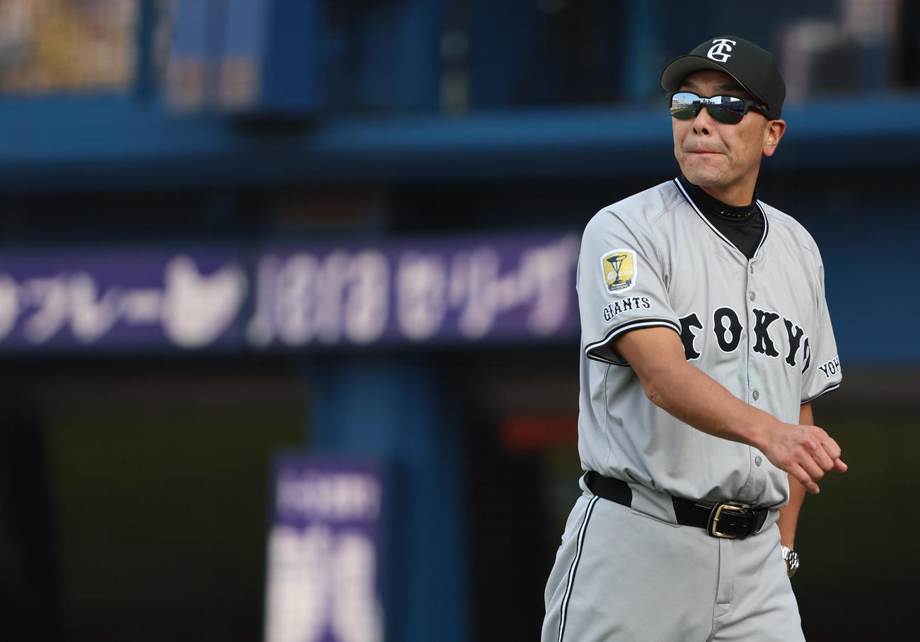 DeNA対巨人　選手交代を告げる巨人阿部監督（撮影・水谷安孝）