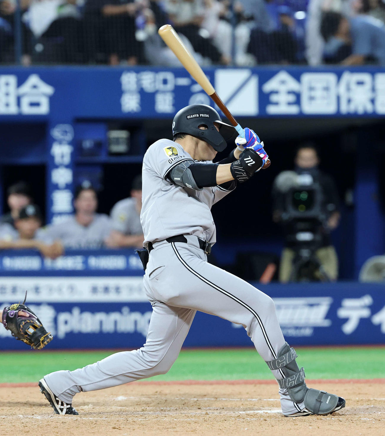 DeNA対巨人　9回表巨人1死一、二塁、中山は中前適時打を放つ（撮影・鈴木正人）