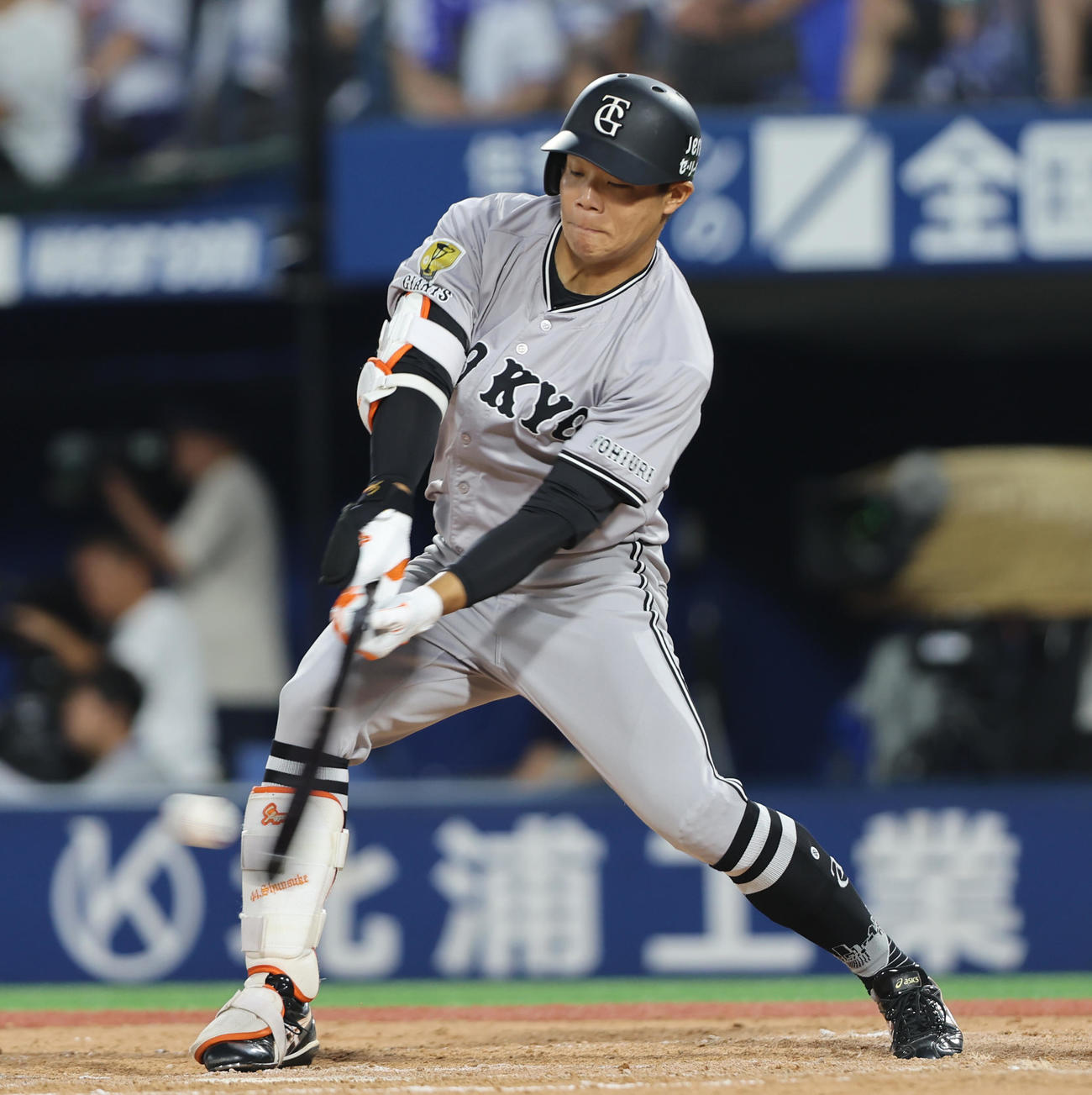 DeNA対巨人　9回表巨人2死満塁、2点適時打を放つ佐々木（撮影・水谷安孝）