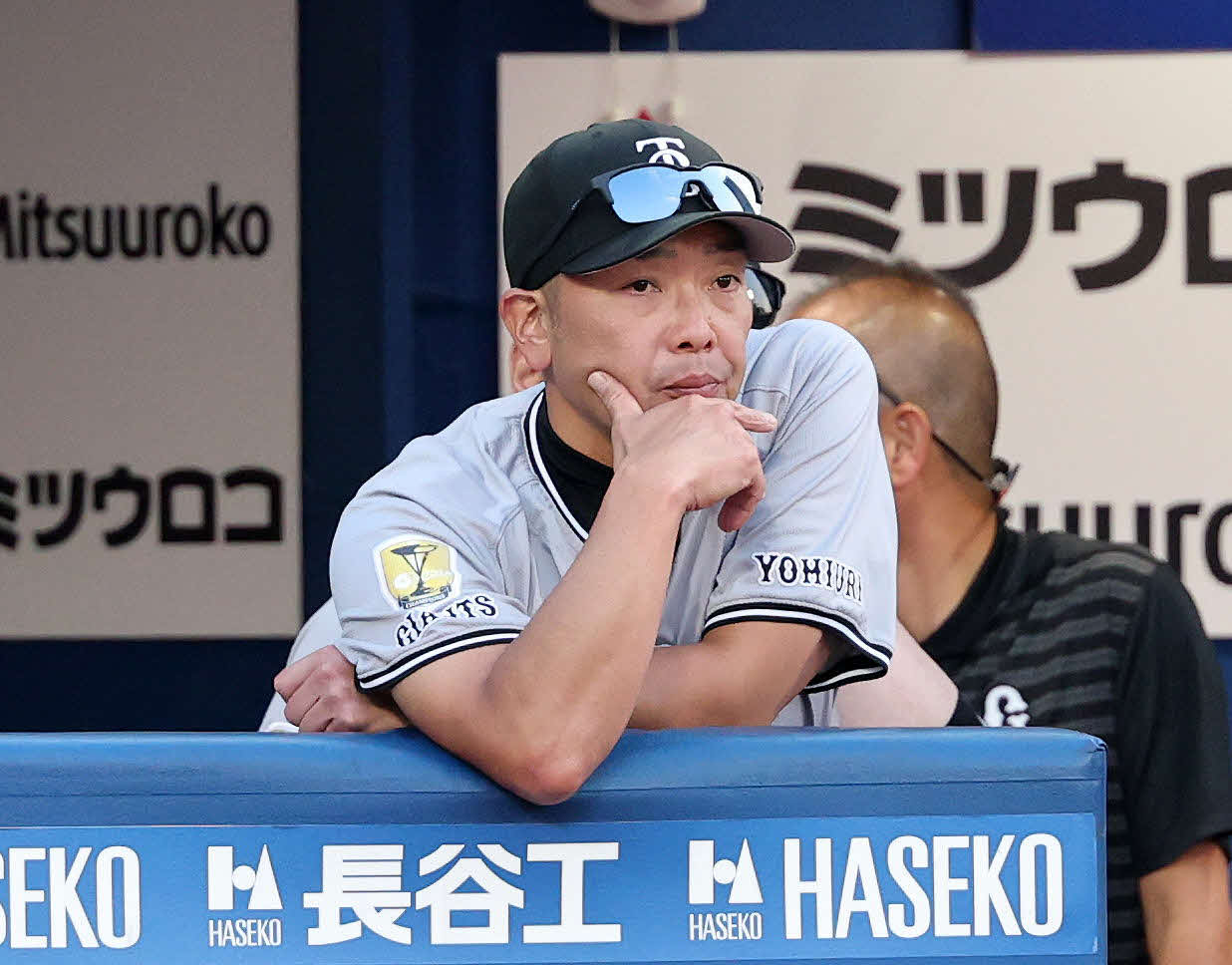 DeNA対巨人　7回表、戦況を見つめる巨人阿部監督（撮影・鈴木正人）
