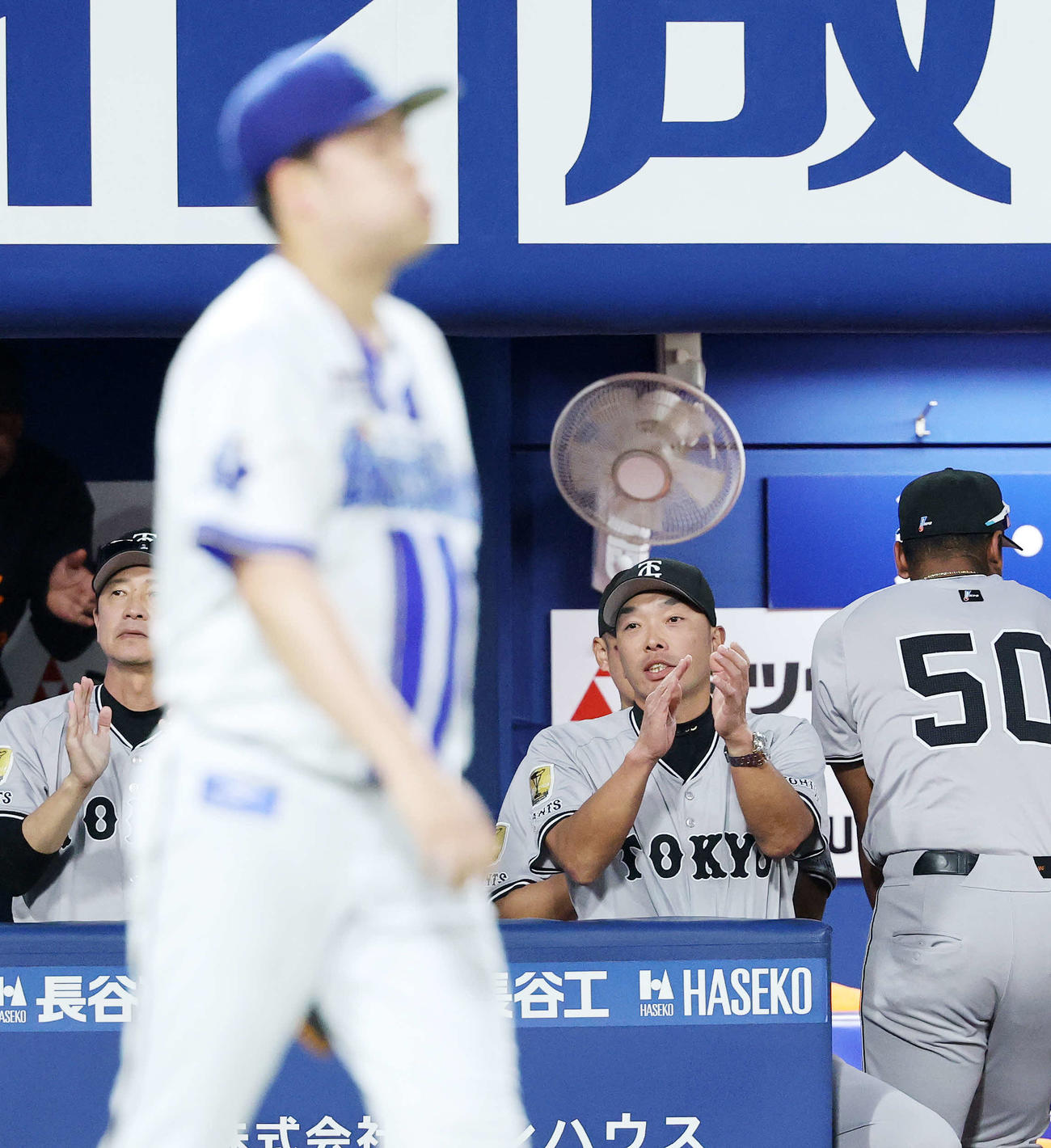 DeNA対巨人　9回表巨人2死満塁、佐々木の中前適時打を喜ぶ阿部監督（中央）と打たれたDeNA伊勢（撮影・鈴木正人）