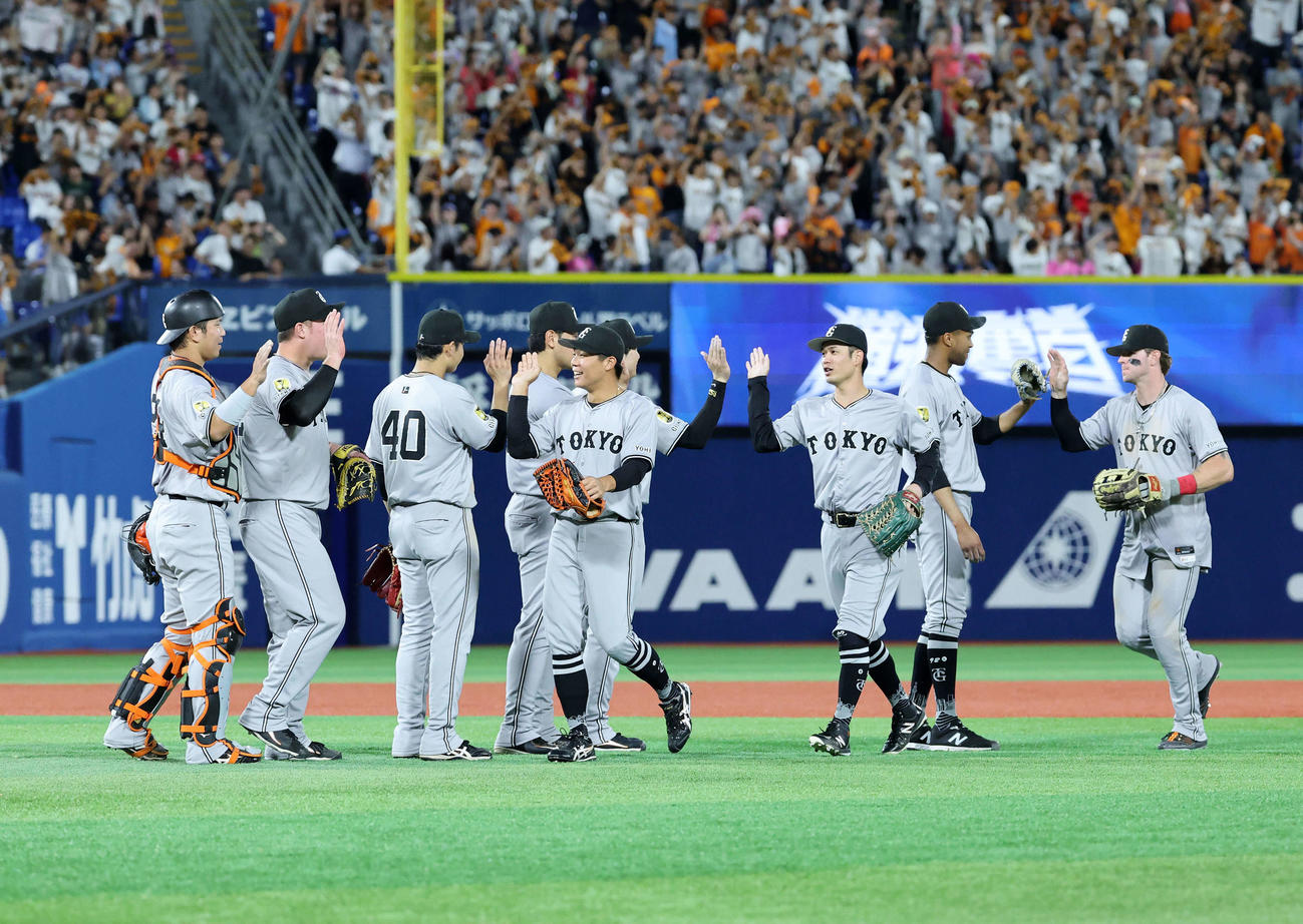 DeNA対巨人　勝利しマウンドに集まる巨人の選手たち（撮影・鈴木正人）