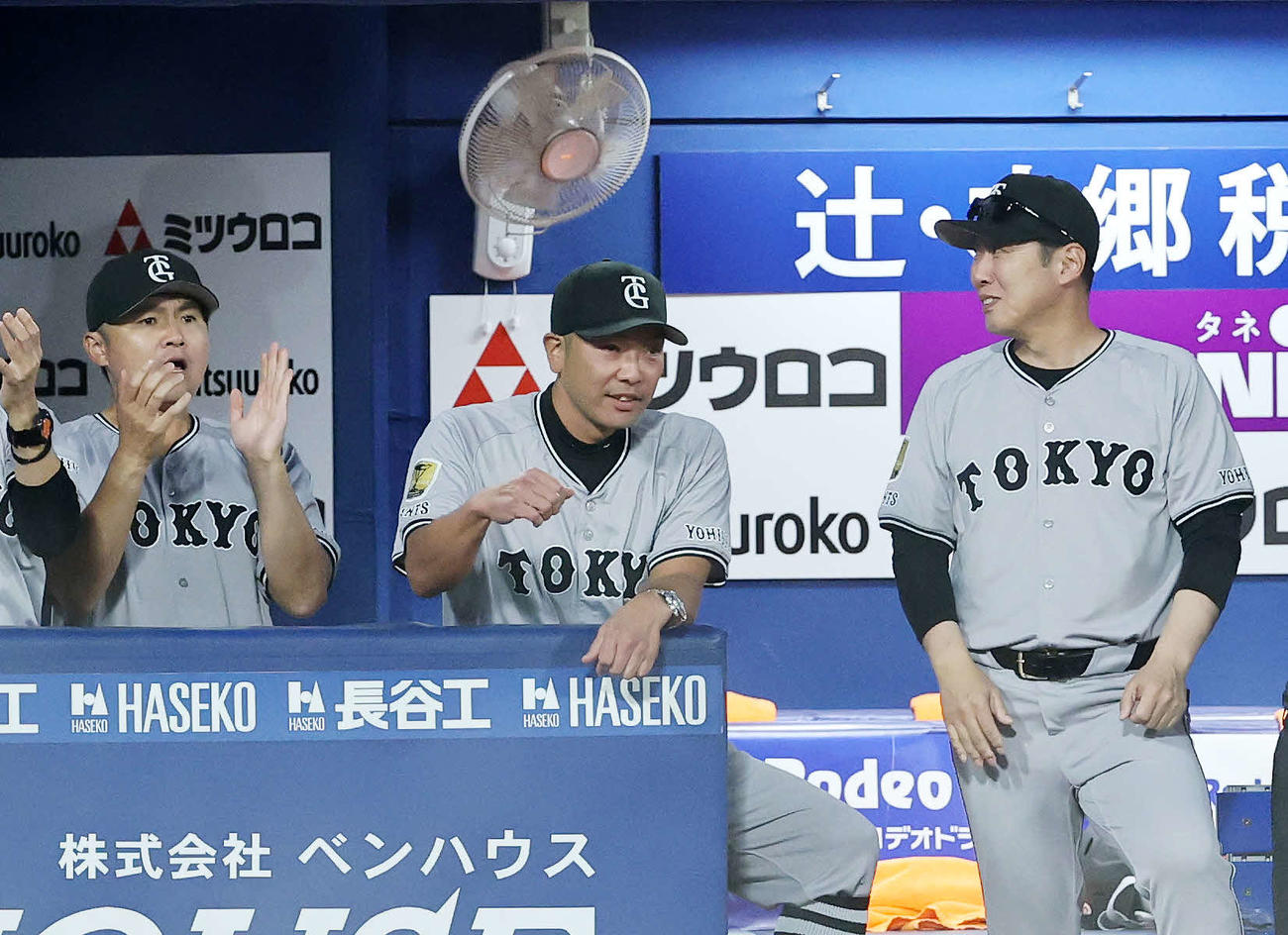 DeNA対巨人　9回表巨人2死満塁、佐々木の中前適時打を喜ぶ阿部監督（中央）（撮影・鈴木正人）