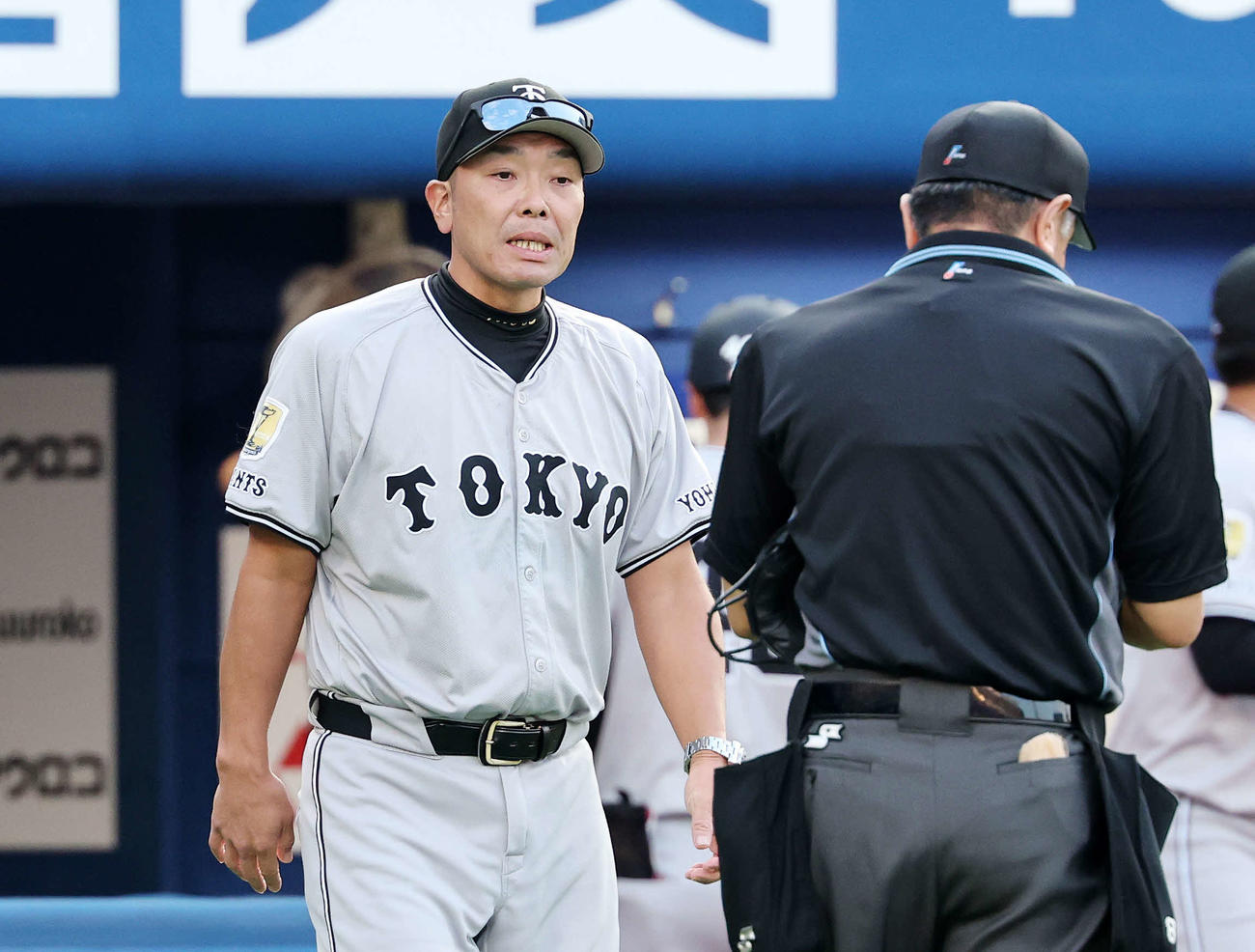 DeNA対巨人　7回裏、投手交代を告げる巨人阿部監督（撮影・鈴木正人）