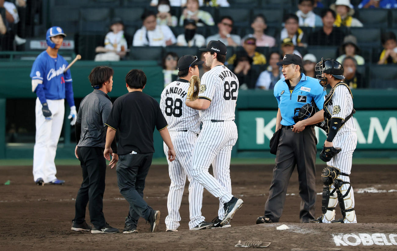 阪神対中日　9回表中日無死、打者森駿のときマウンドを降りるハートウィグ（撮影・加藤哉）