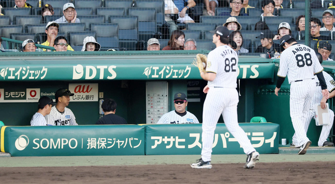 阪神対中日　9回表、マウンドを降りる阪神ハートウィグ。左から2人目は藤川監督（撮影・加藤哉）