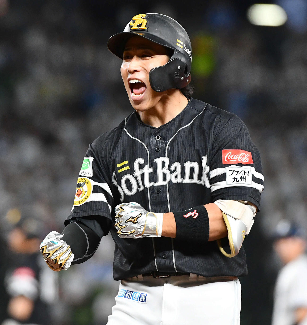 西武対ソフトバンク　2回表ソフトバンク2死一、二塁、中前へ同点適時打を放った野村は雄たけびをあげてガッツポーズする（撮影・岩下翔太）
