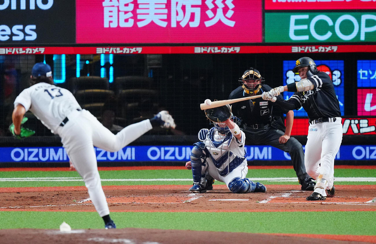 西武対ソフトバンク　2回表ソフトバンク2死一、二塁、適時打を放つ野村。投手高橋（撮影・垰建太）