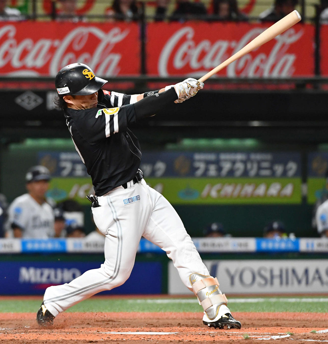西武対ソフトバンク　2回表ソフトバンク2死一、二塁、野村は中前へ同点適時打を放つ（撮影・岩下翔太）