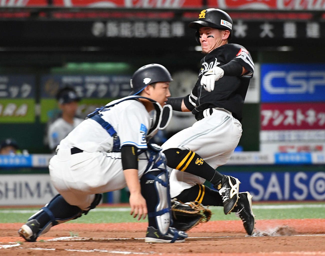 西武対ソフトバンク　2回表ソフトバンク2死一、二塁、野村の中前同点適時打で生還した牧原大（撮影・岩下翔太）