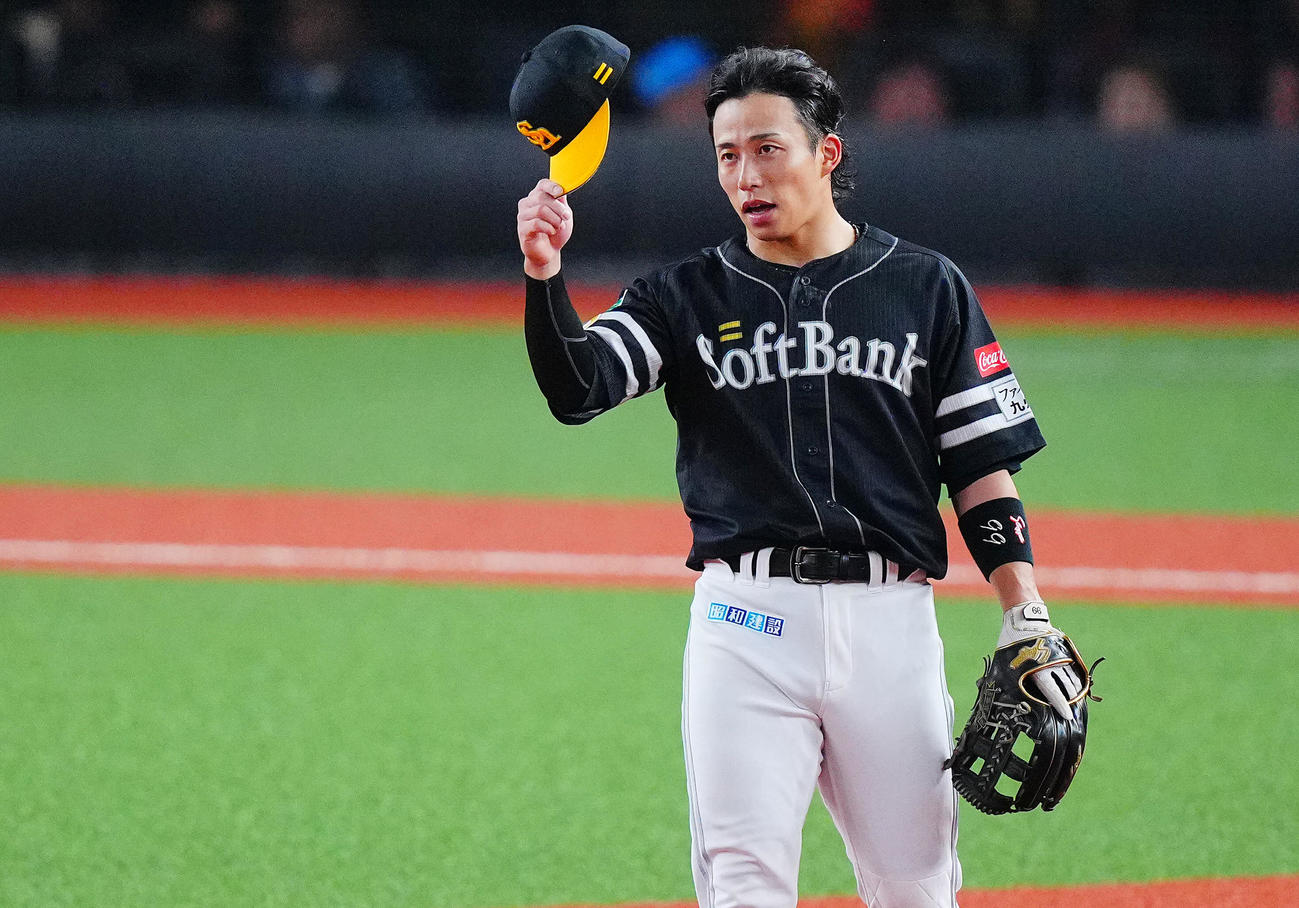 西武対ソフトバンク　2回表に適時打を放ち守備位置に就くソフトバンク野村はファンの声援に応える（撮影・垰建太）