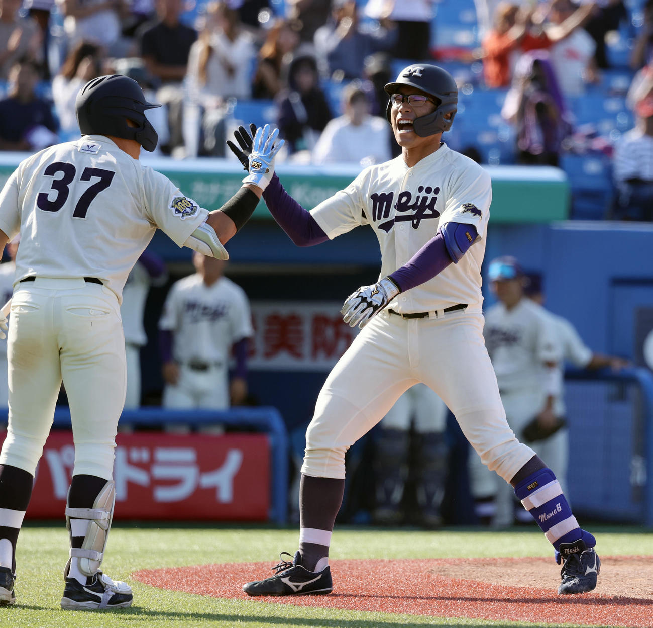 明大対慶大　7回表明大2死、代打・瀬（右）は左越えに本塁打を放ち田上とハイタッチする（撮影・柴田隆二）　　