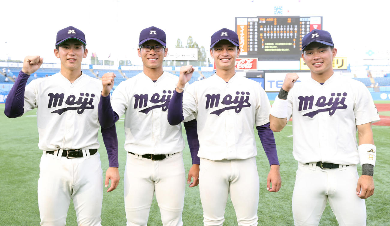 明大対慶大　勝利した。左から明大・小島、瀬、毛利、榊原はガッツポーズする（撮影・柴田隆二）　　