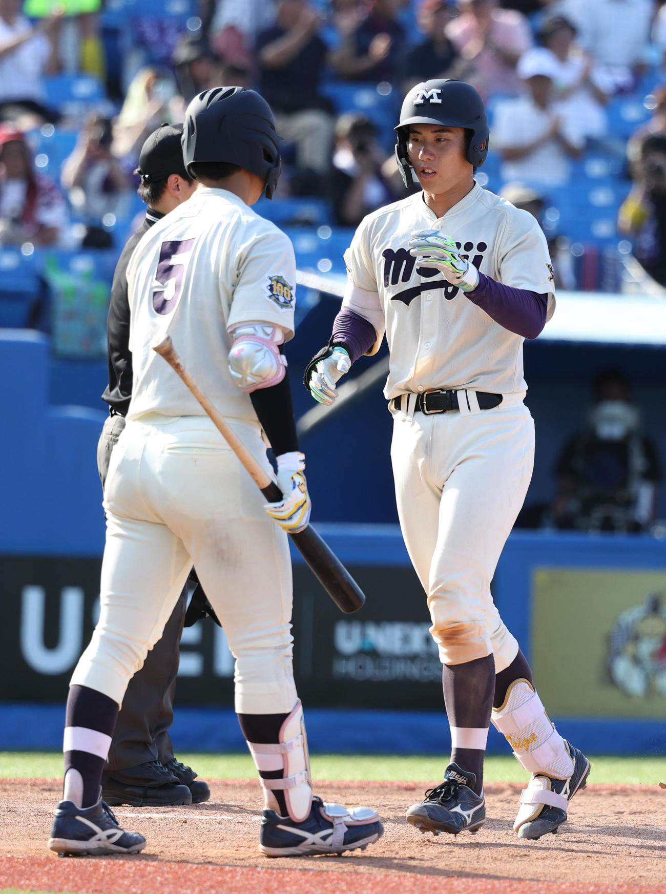 明大対慶大　8回表明大1死、小島（右）は右越えに本塁打を放ち宮田とハイタッチする（撮影・柴田隆二）　　