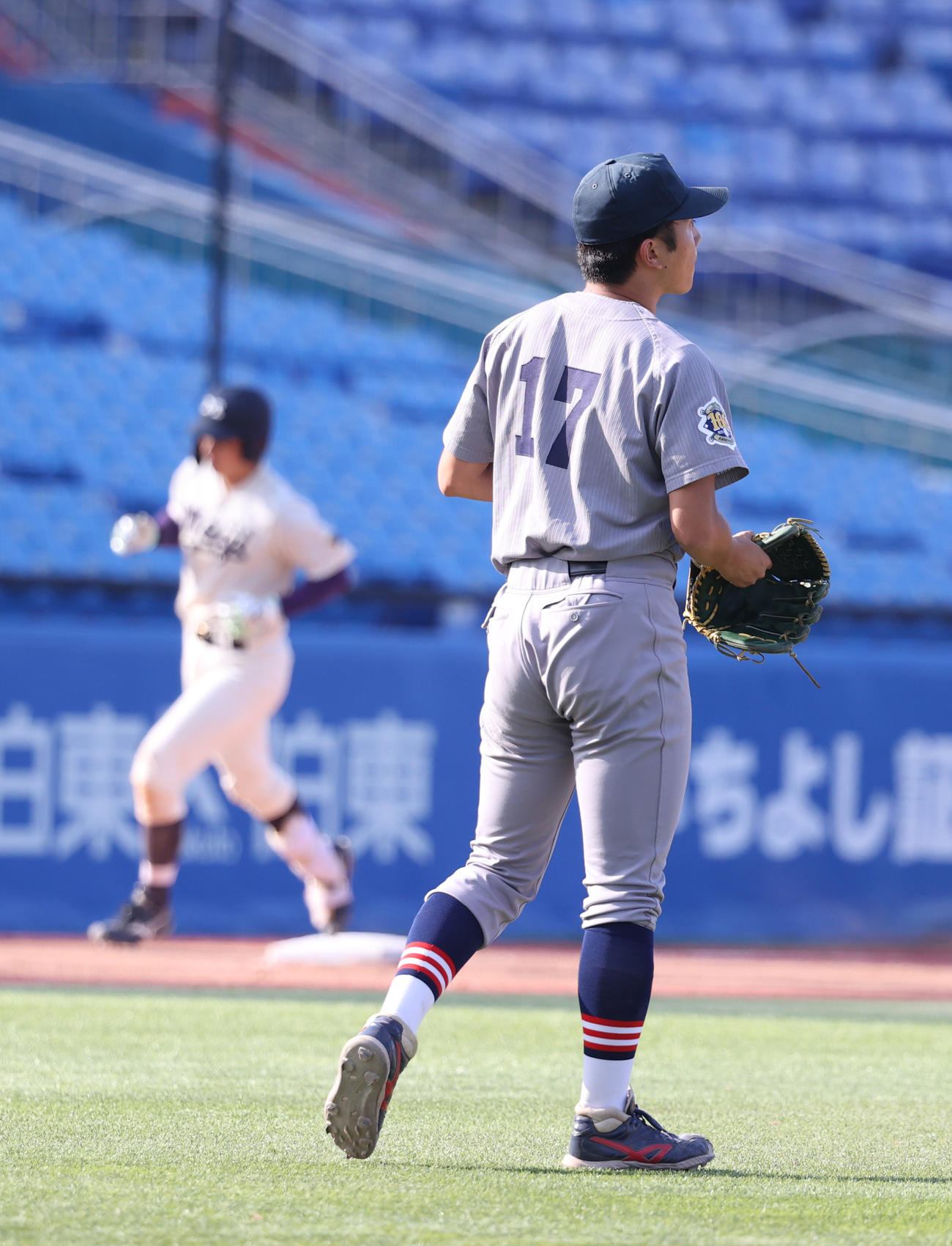 明大対慶大　8回表明大1死、小島に右越えに本塁打を浴びた慶大・小川琳（撮影・柴田隆二）　　
