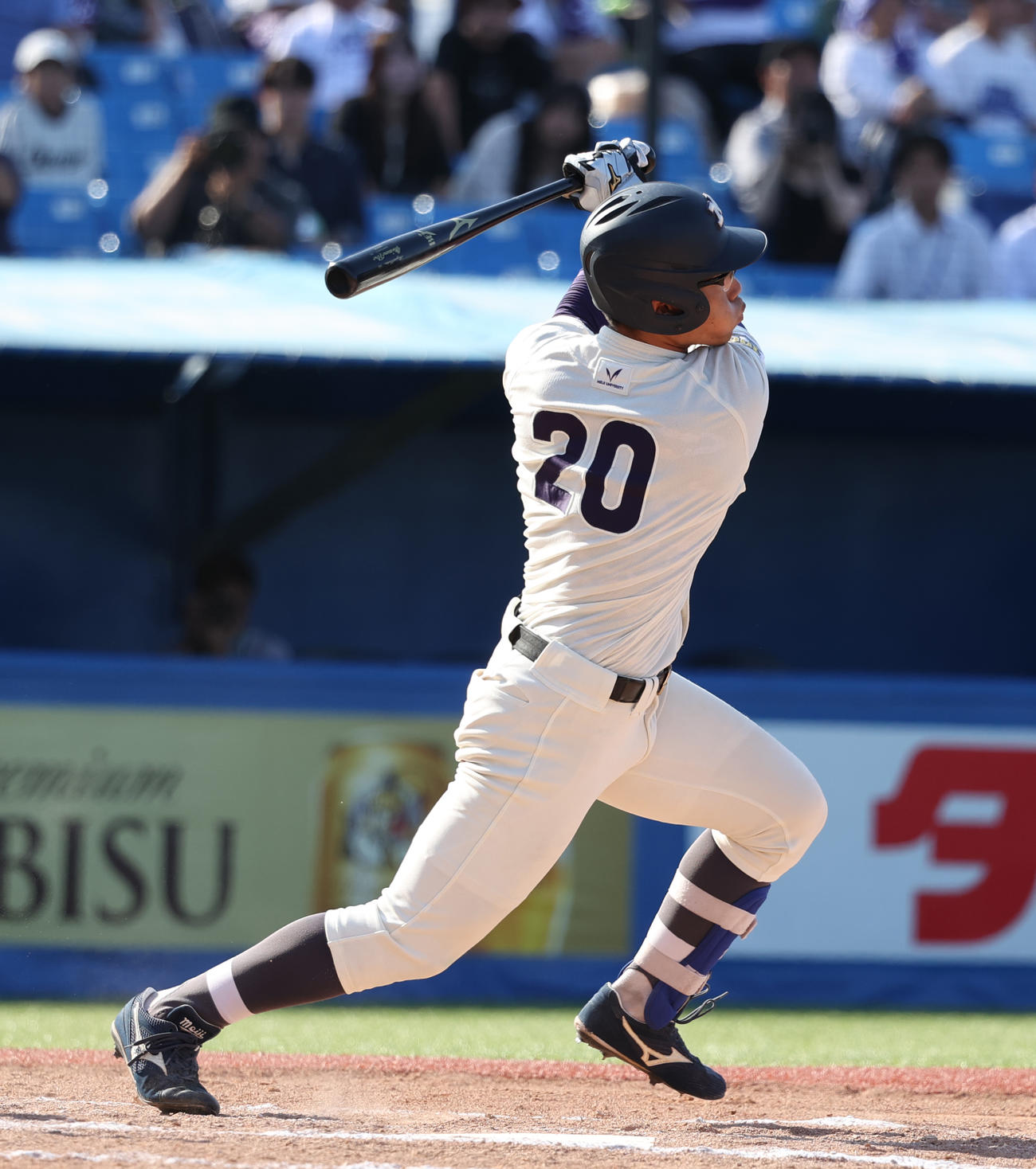 明大対慶大　7回表明大2死、代打・瀬は左越えに本塁打を放つ（撮影・柴田隆二）　　