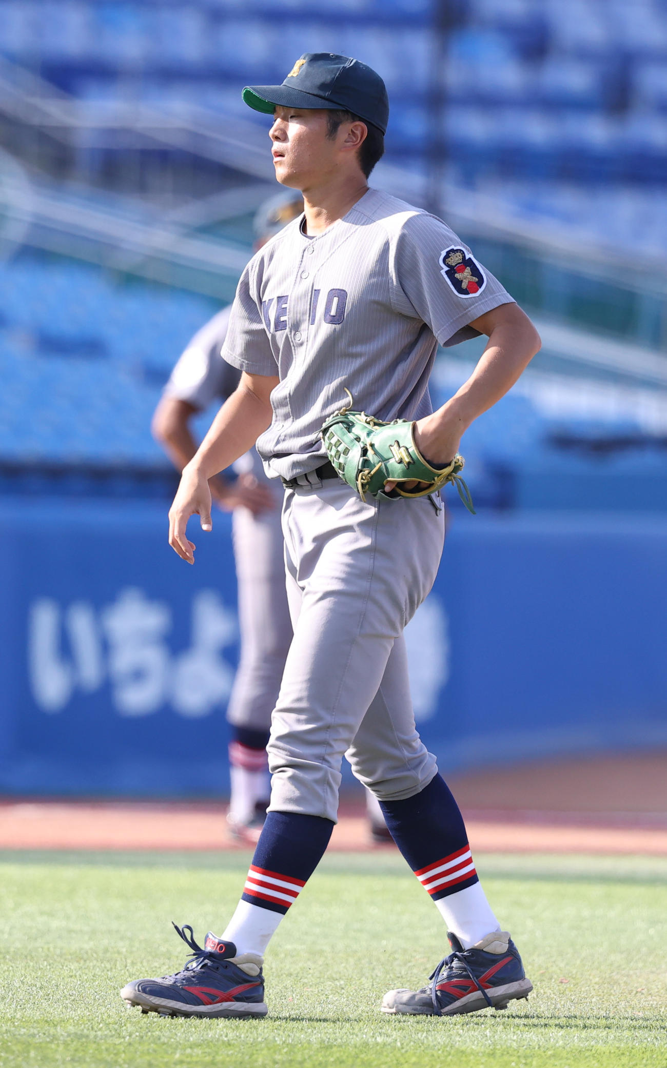 明大対慶大　8回表明大1死、小島に右越えに本塁打を浴びた慶大・小川琳（撮影・柴田隆二）　　