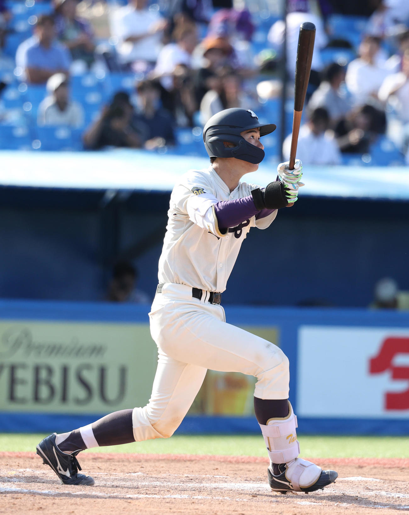 明大対慶大　8回表明大1死、小島は右越えに本塁打を放つ（撮影・柴田隆二）　　