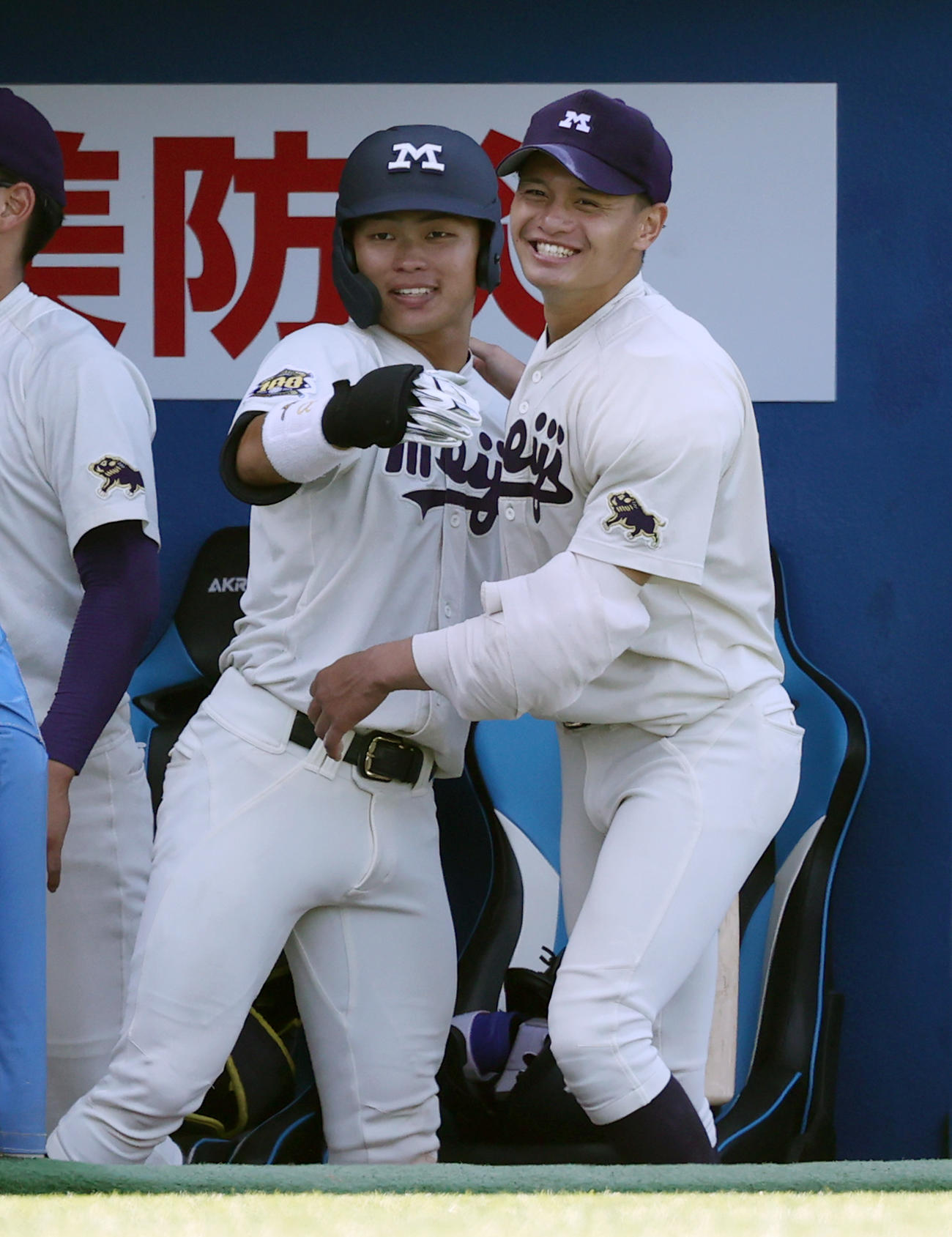 明大対慶大　8回表明大1死、榊原（左）は右越えに本塁打を放ち毛利と抱き合う（撮影・柴田隆二）　　