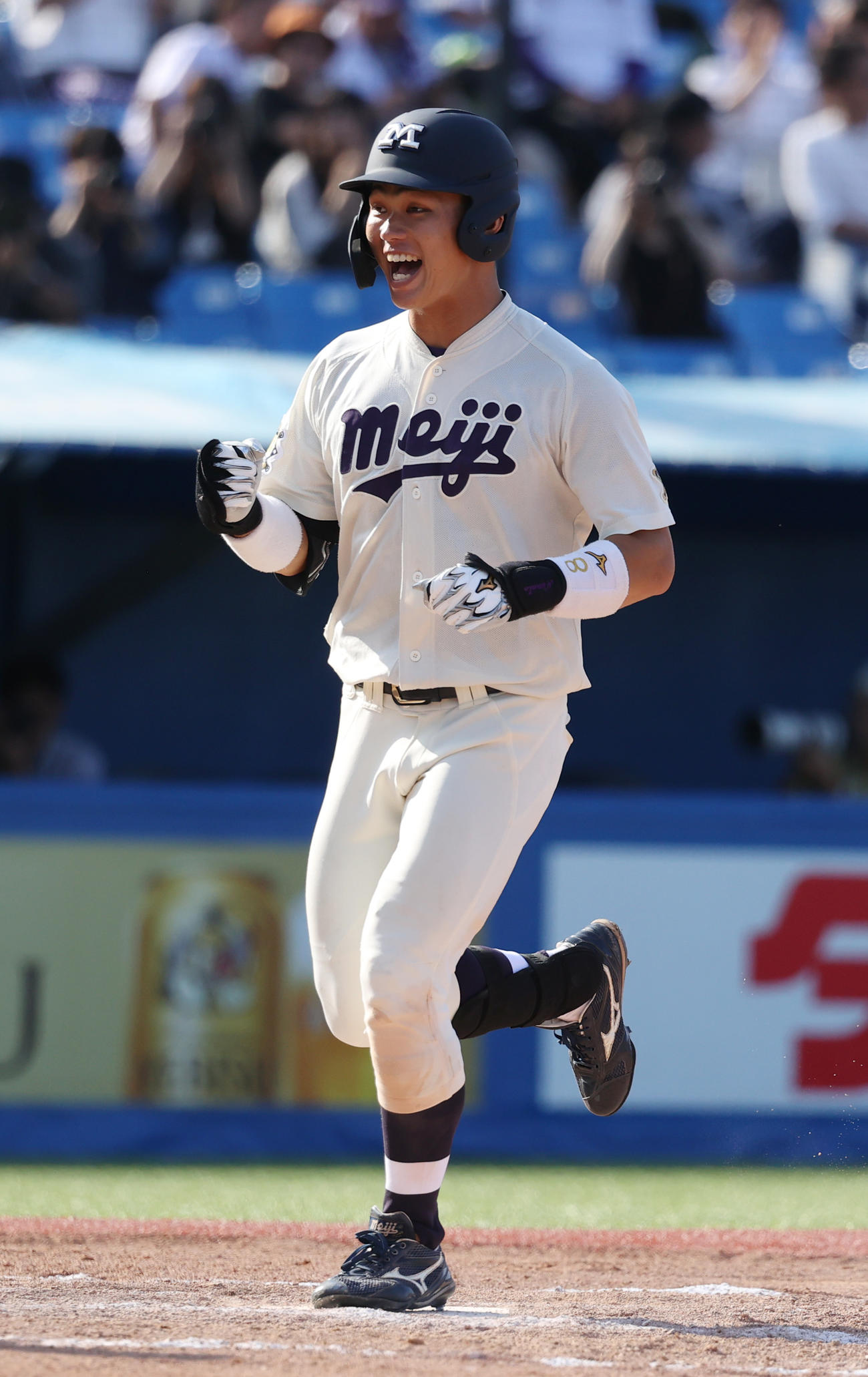明大対慶大　8回表明大1死、榊原は右越えに本塁打を放ち笑顔で生還する（撮影・柴田隆二）　　