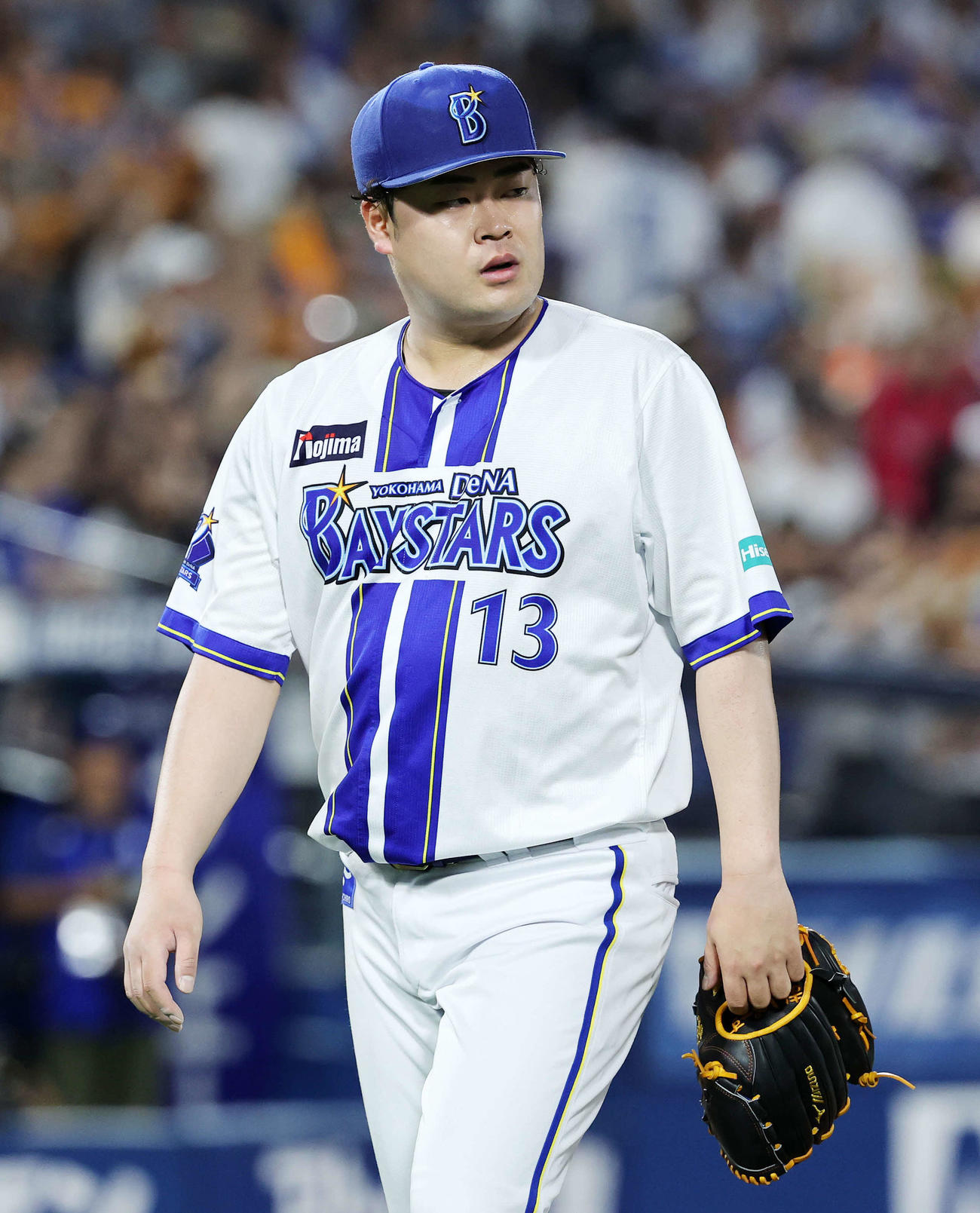 DeNA対巨人　9回表、降板するDeNA伊勢（撮影・鈴木正人）