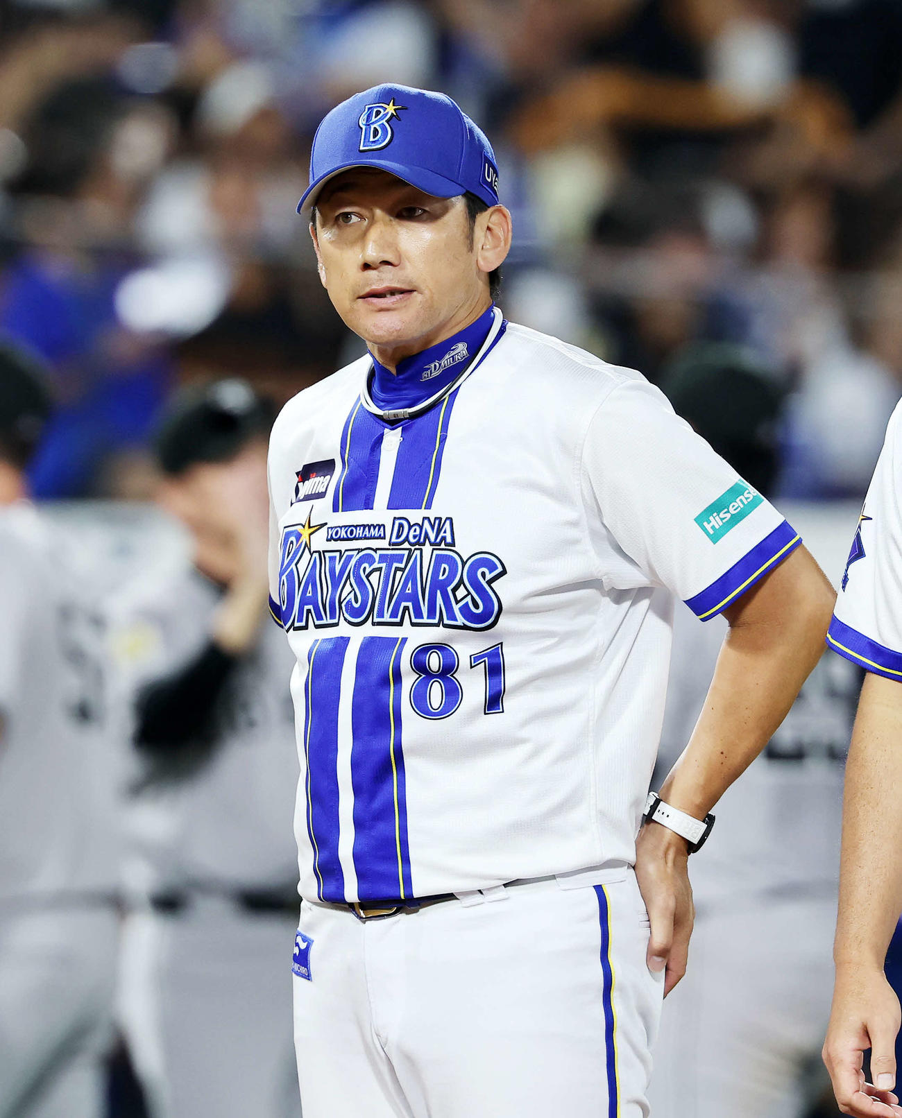 DeNA対巨人　敗戦しファンにあいさつするDeNA三浦監督（撮影・鈴木正人）