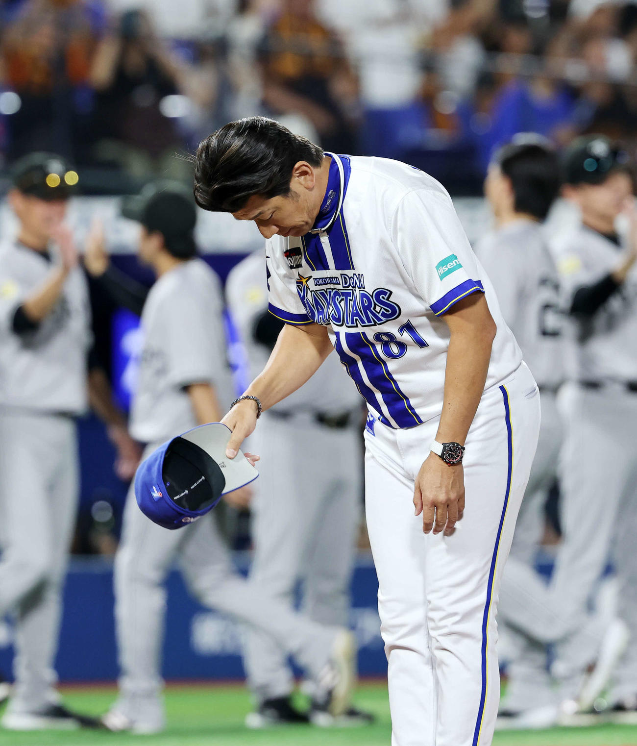 DeNA対巨人　敗戦しファンにあいさつするDeNA三浦監督（撮影・鈴木正人）
