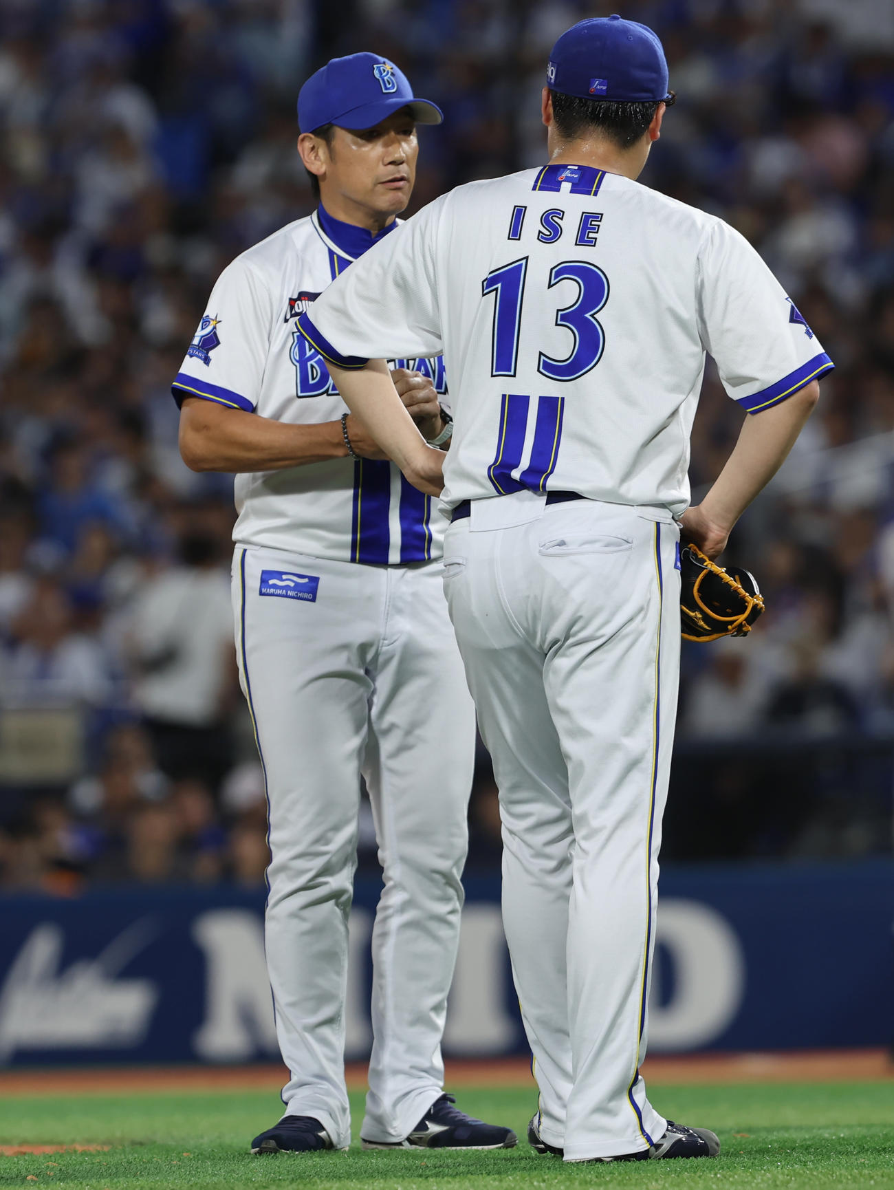 DeNA対巨人　9回表巨人2死一、三塁、伊勢に交代を告げる三浦監督（撮影・水谷安孝）