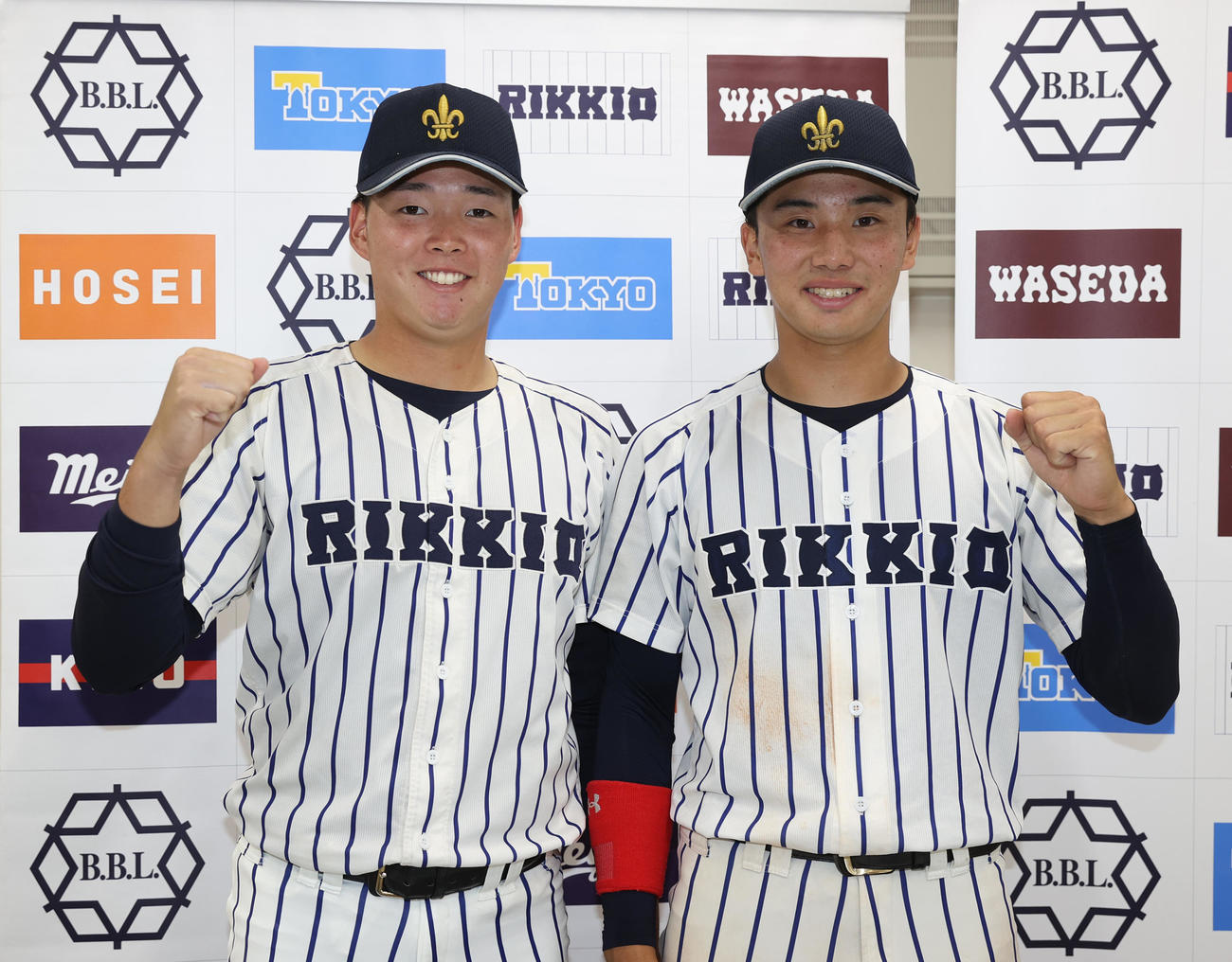 早大対立大　勝利した立大・小畠（左）と木津はガッツポーズする（撮影・柴田隆二）　　