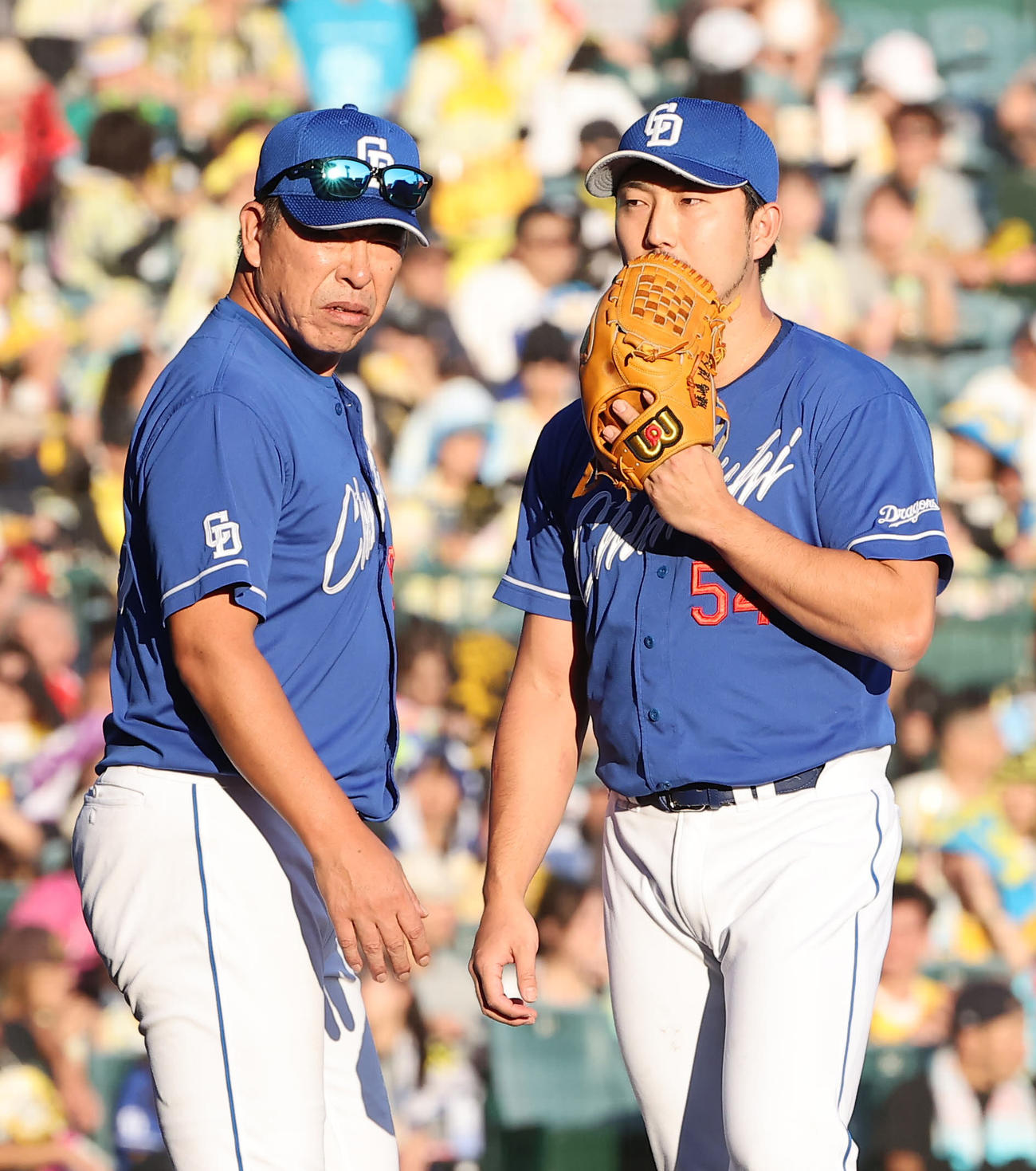 阪神対中日　7回裏阪神2死、井上監督（左）は藤嶋に交代を告げる（撮影・上田博志）