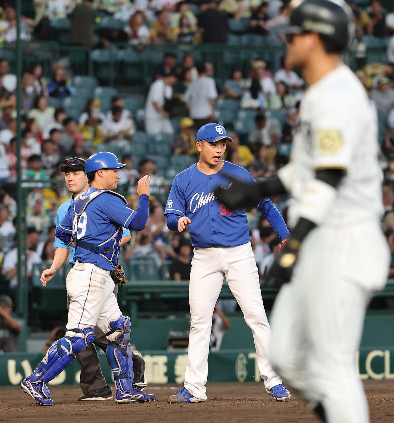 阪神対中日　45セーブ目をあげた松山（中央）は雄たけびをあげる（撮影・上田博志）