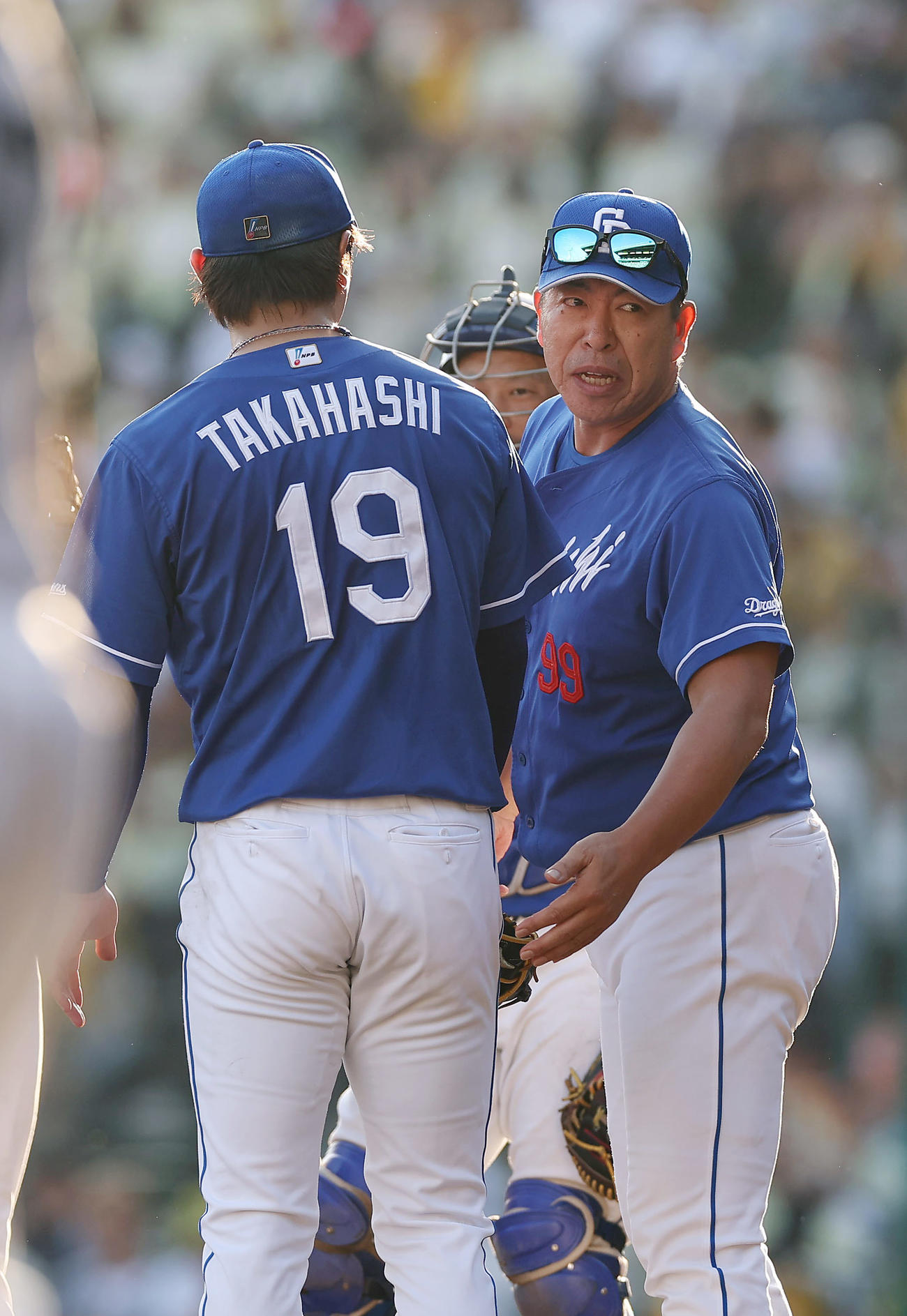 阪神対中日　7回裏阪神2死一、二塁、高橋宏（左）に交代を告げた井上監督（撮影・前田充）