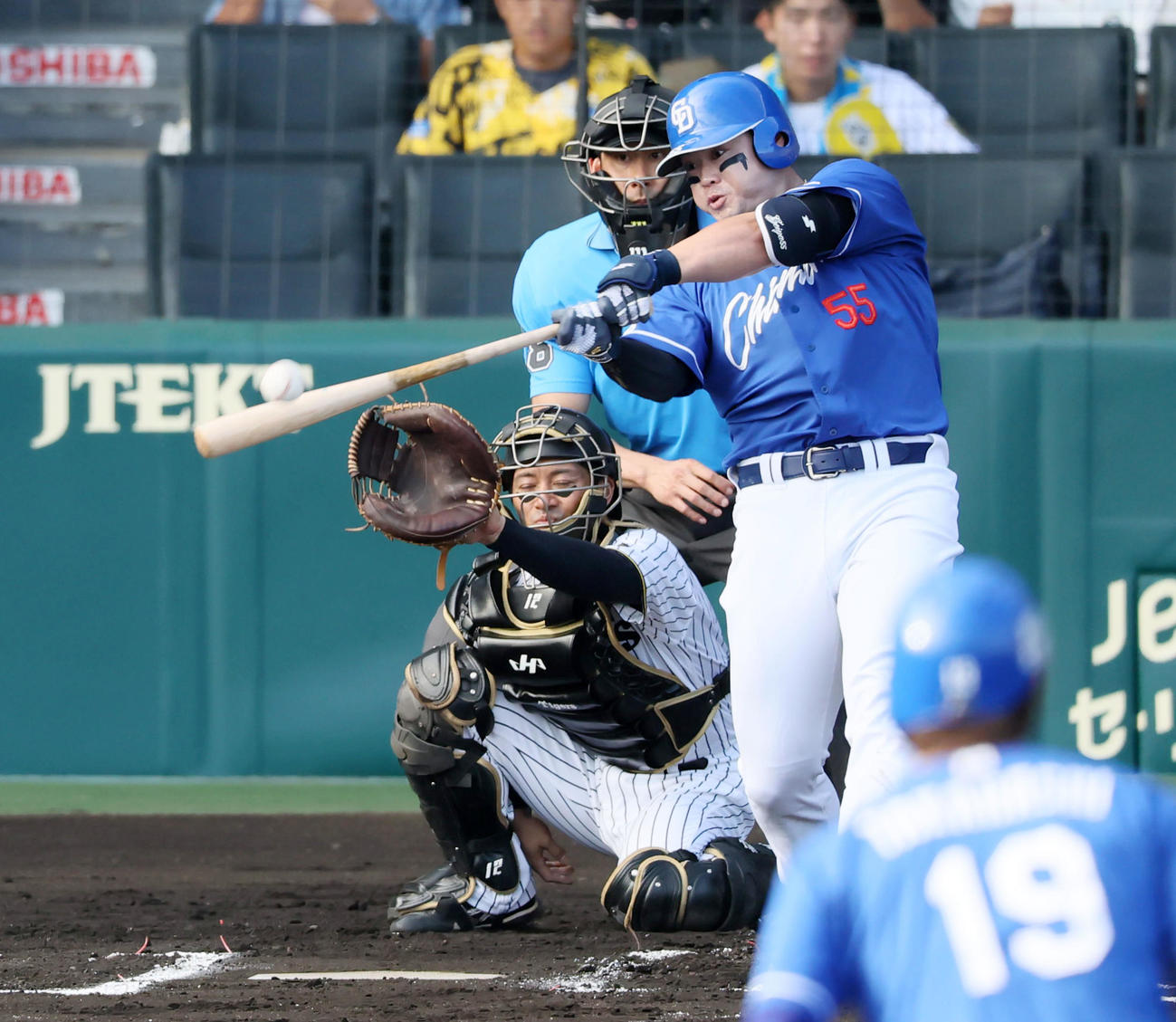 阪神対中日　6回表中日1死一、二塁、細川は左越え3点本塁打を放つ（撮影・加藤哉）