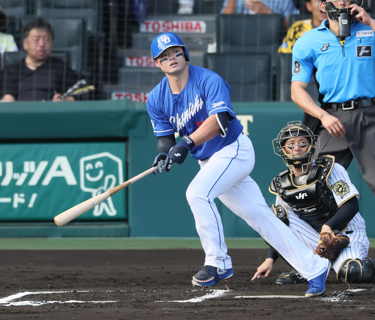 阪神対中日　6回表中日1死一、二塁、細川は左越え3点本塁打を放つ（撮影・加藤哉）