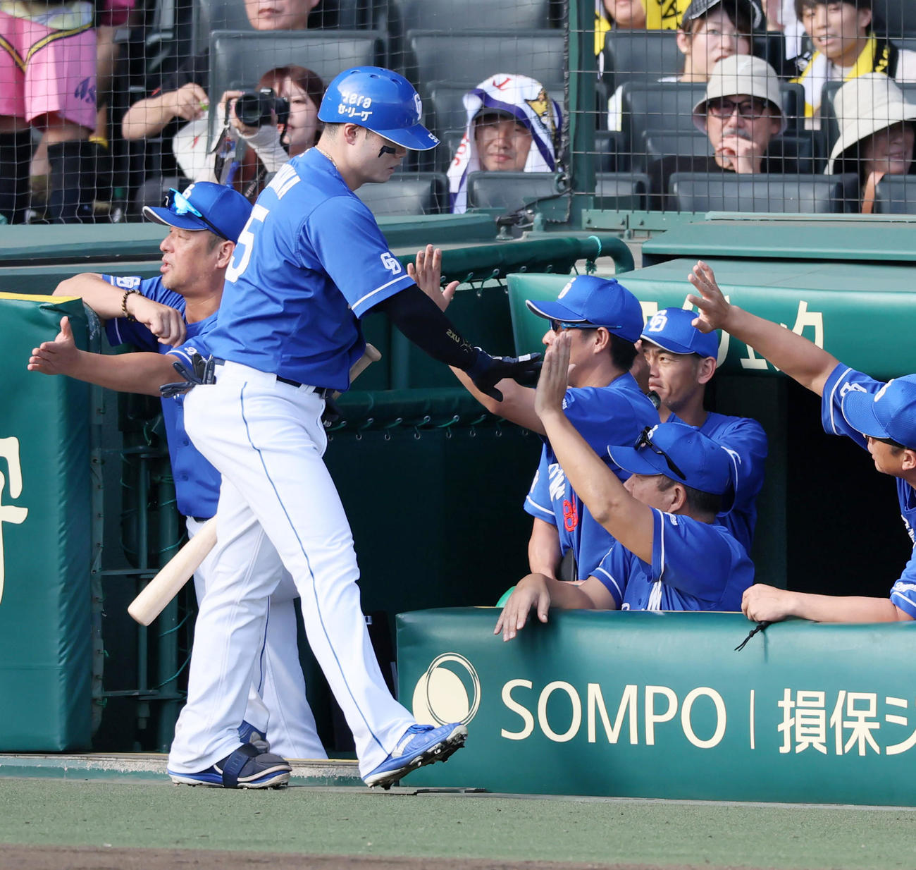 阪神対中日　6回表中日1死一、二塁、井上監督は左越え3点本塁打を放った細川（左）とベンチでタッチする（撮影・加藤哉）
