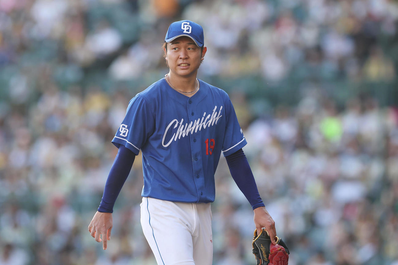 阪神対中日　7回裏阪神2死一、二塁、降板する高橋宏（撮影・前田充）
