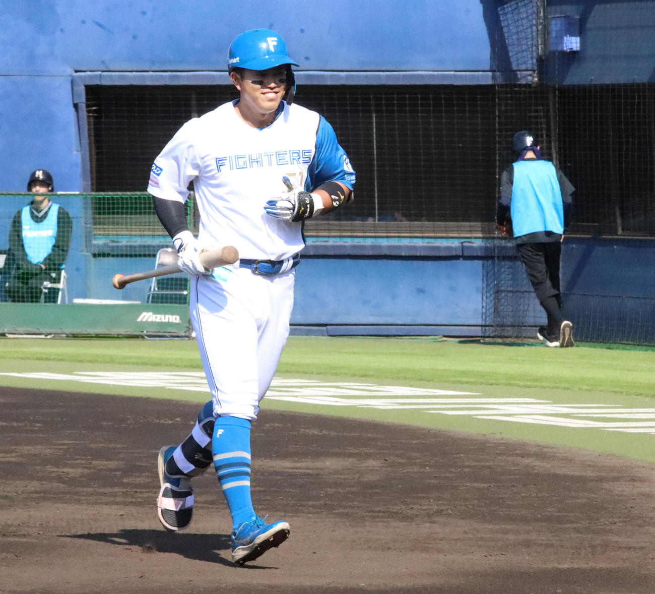 3回無死一、二塁、実戦復帰2打席目で中飛に倒れ引き揚げる日本ハム今川