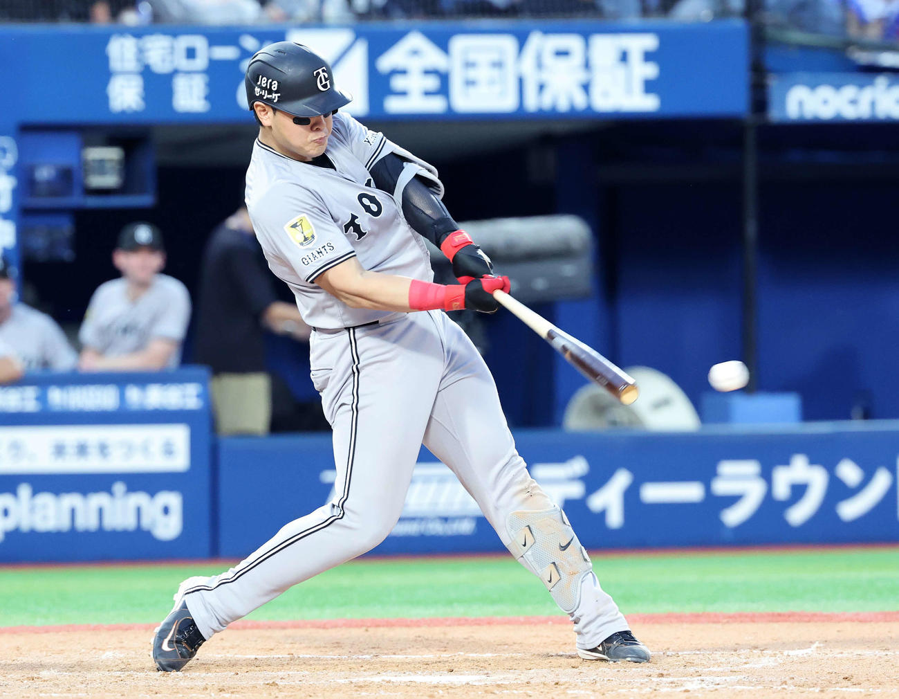 DeNA対巨人　9回表巨人1死二、三塁、岡本は左前適時打を放つ（撮影・鈴木正人）